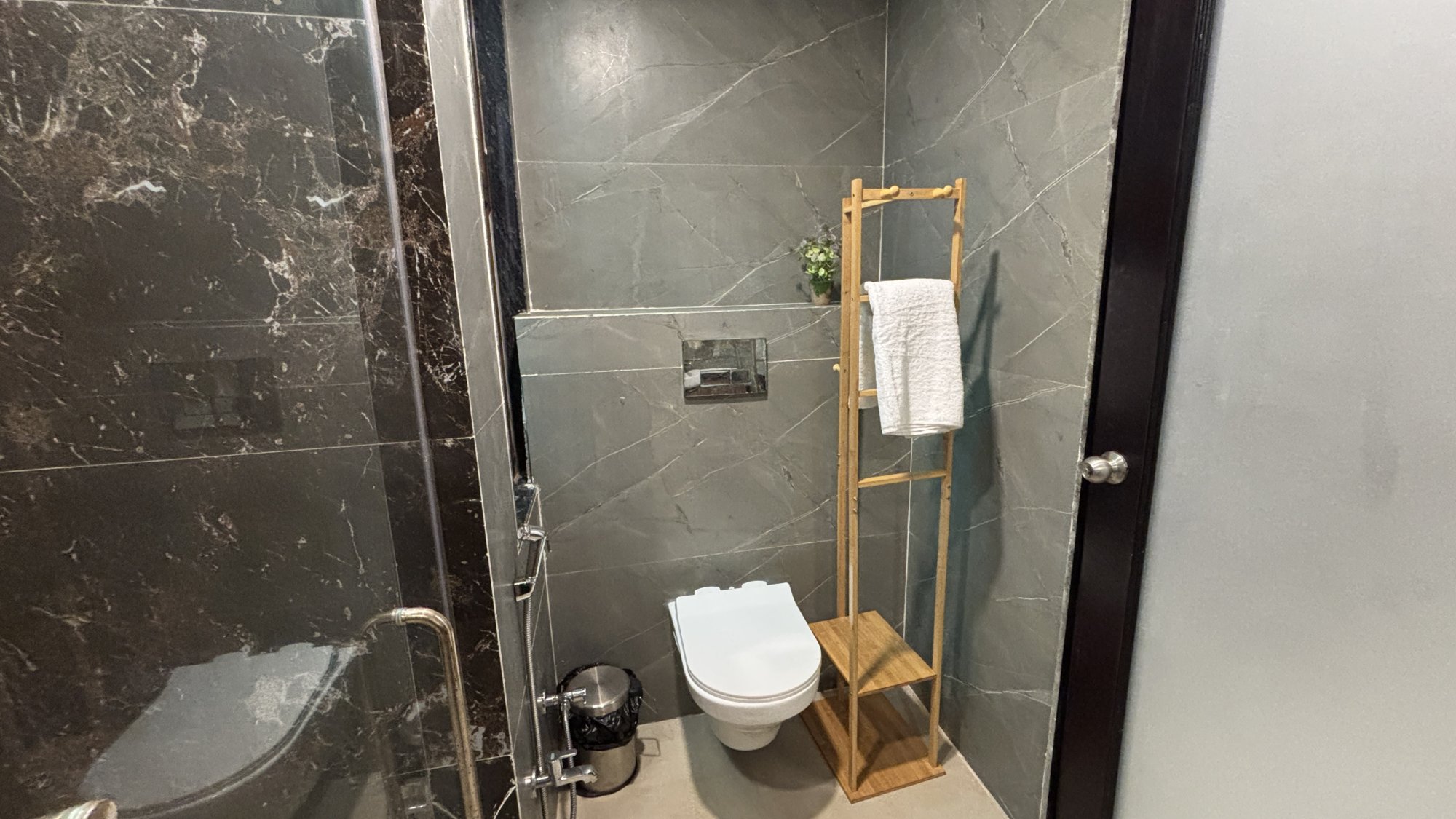 Begum Suite – En-suite Bathroom with Dark Marble Finishes