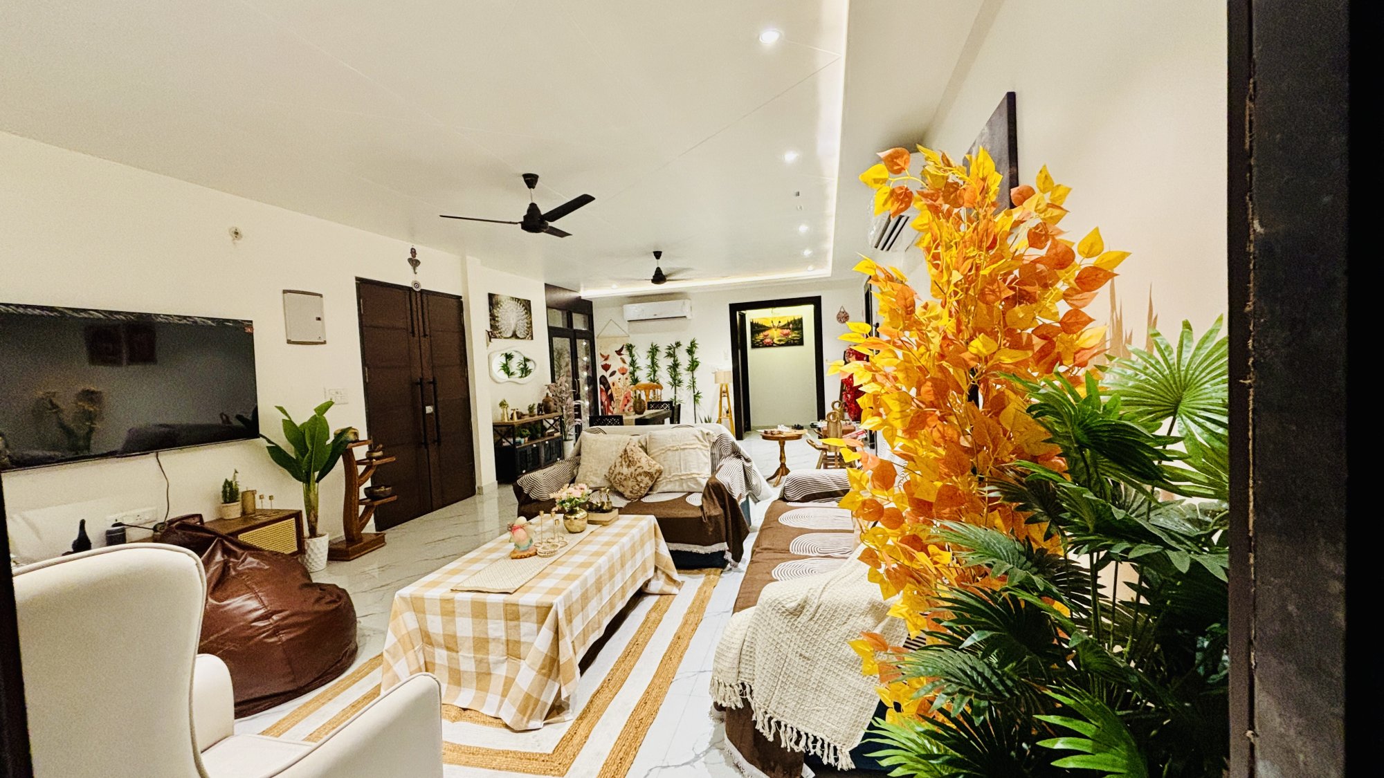 Living & Dining Flow – Expansive Guest Gathering Space