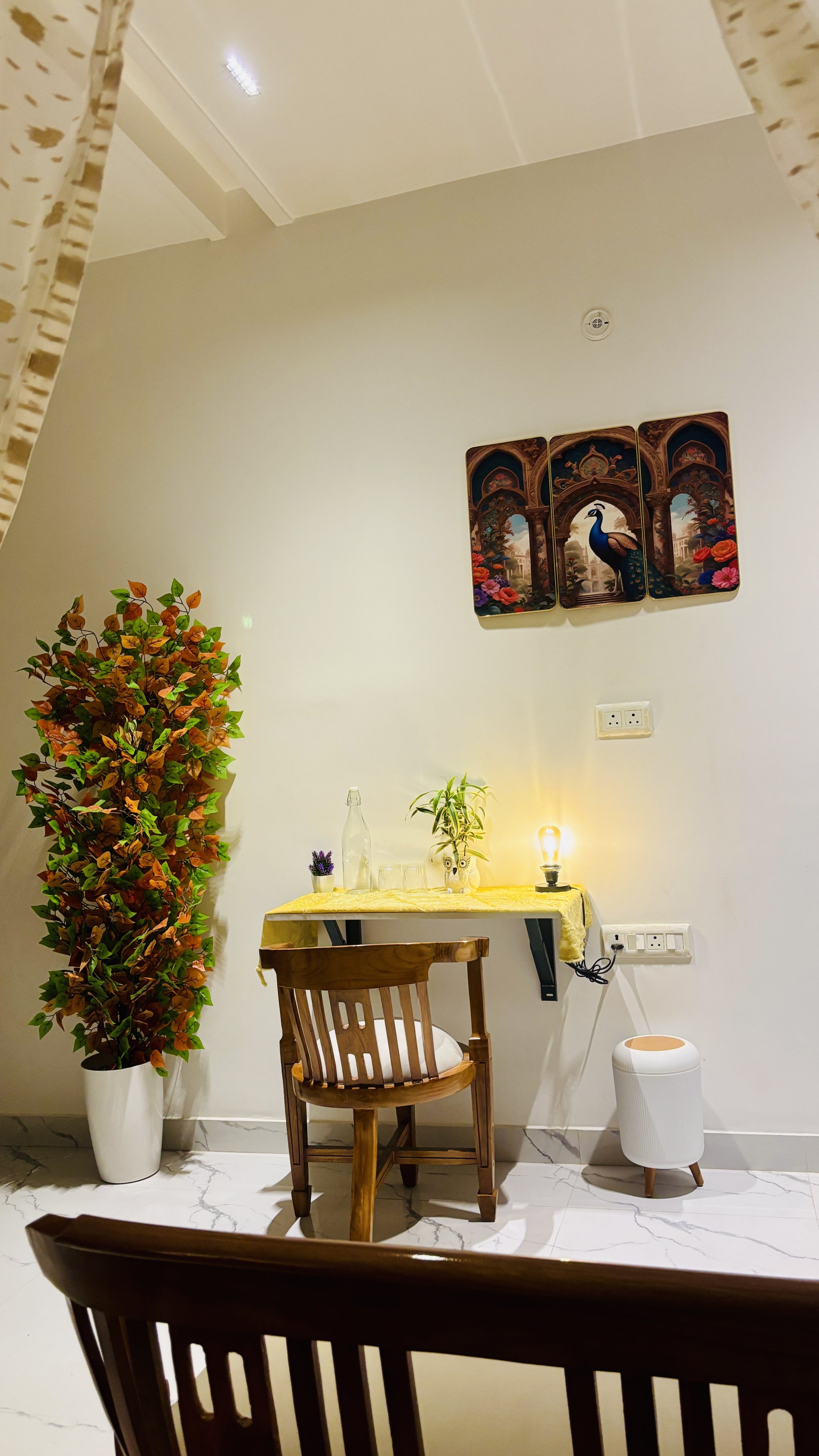 Design Accent – Handcrafted Ceramic & Wood Tabletop Styling