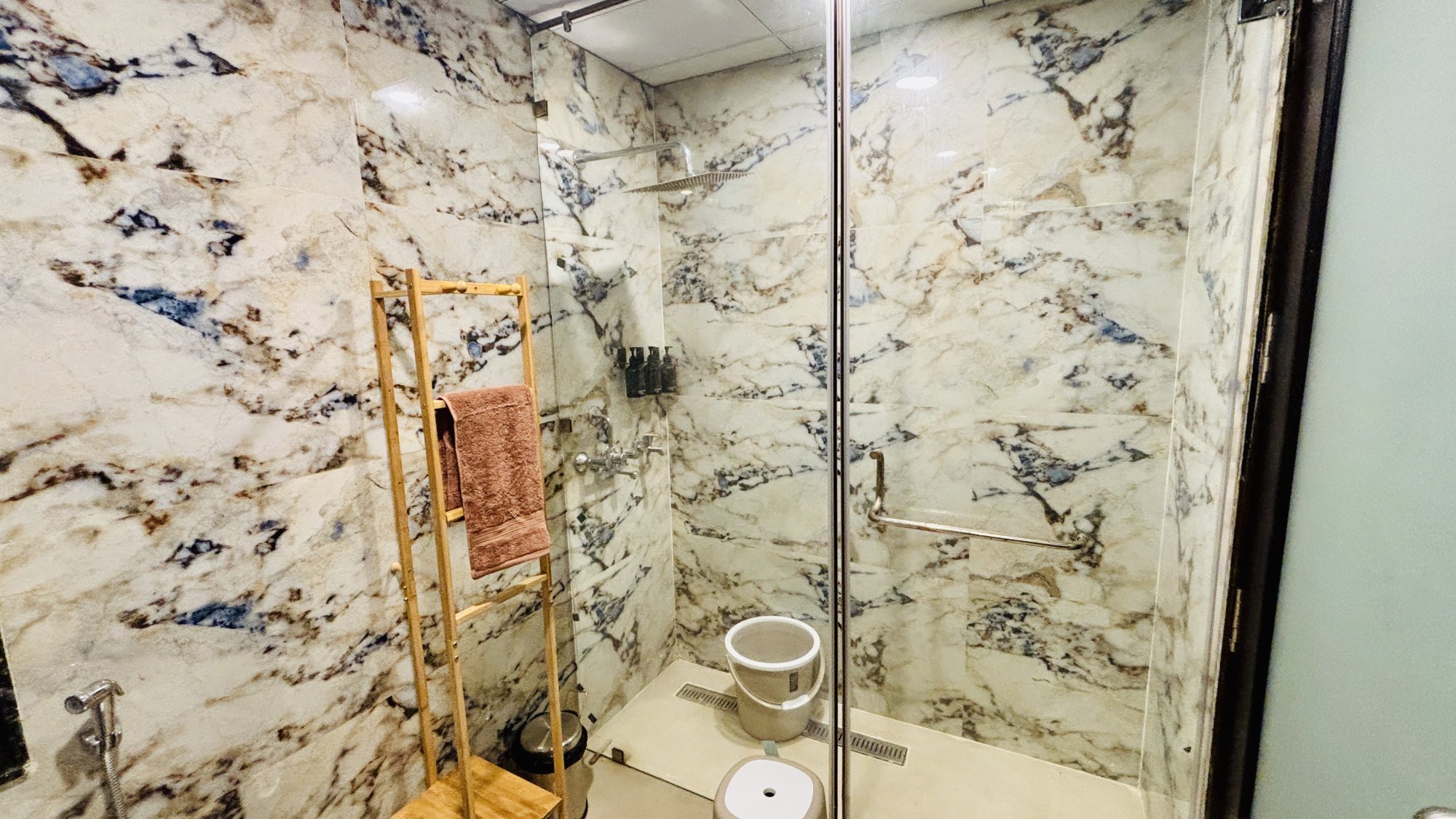 Modern Shower Enclosure – Multi-tone Marble Tile Work