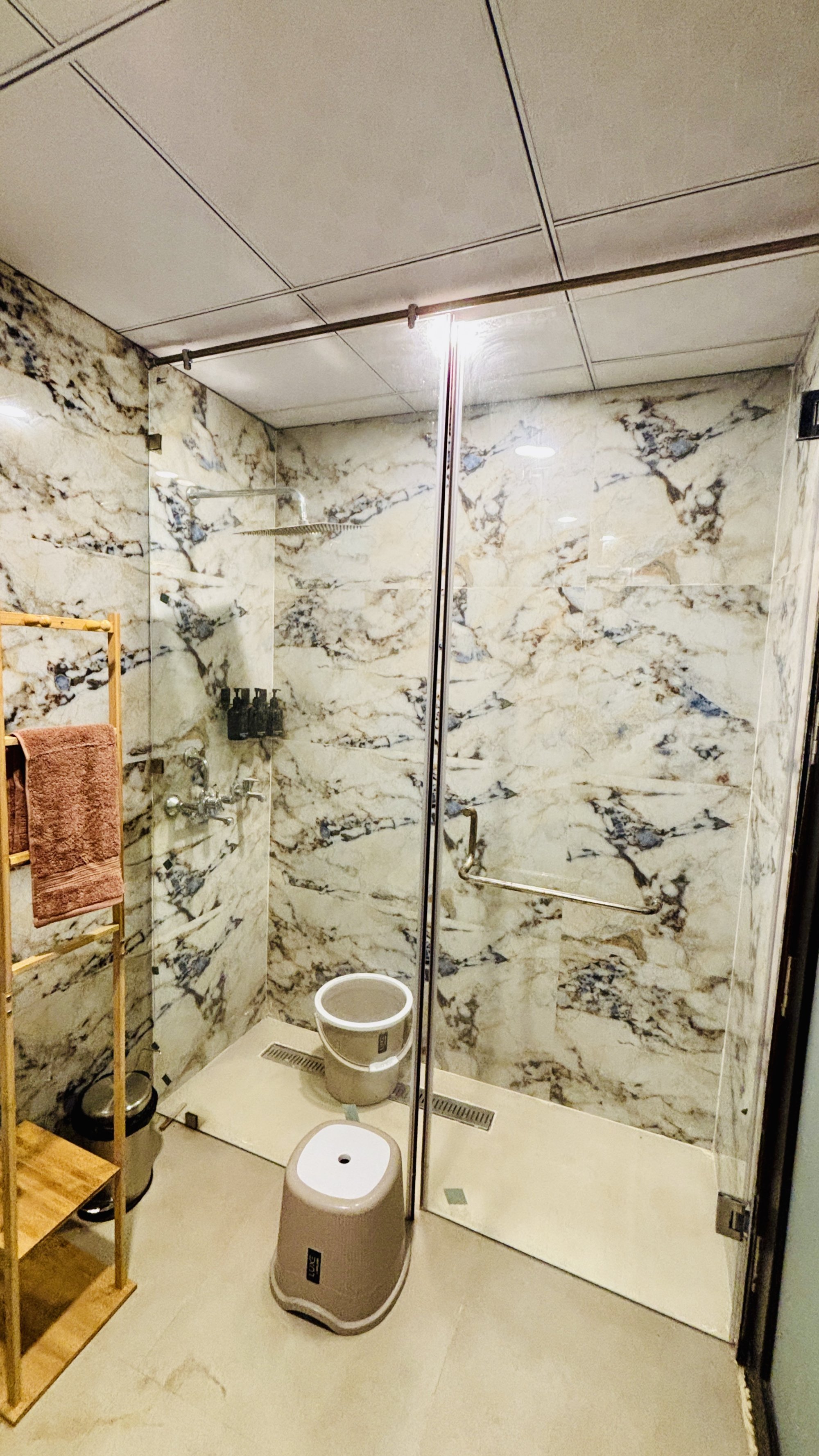 Guest Restroom – Clean Contemporary Sanware & Fittings